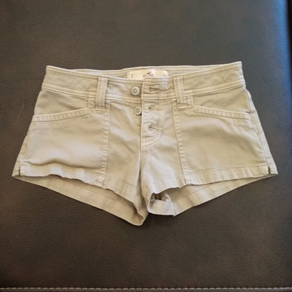 Women's Hollister khaki shorts.